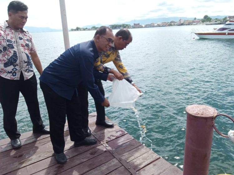 LKBN Antara Peduli Danau Toba Melakukan Tabur Benih Ikan Mas Serta Beri Pelatihan Bagi Pelaku UMKM di Toba