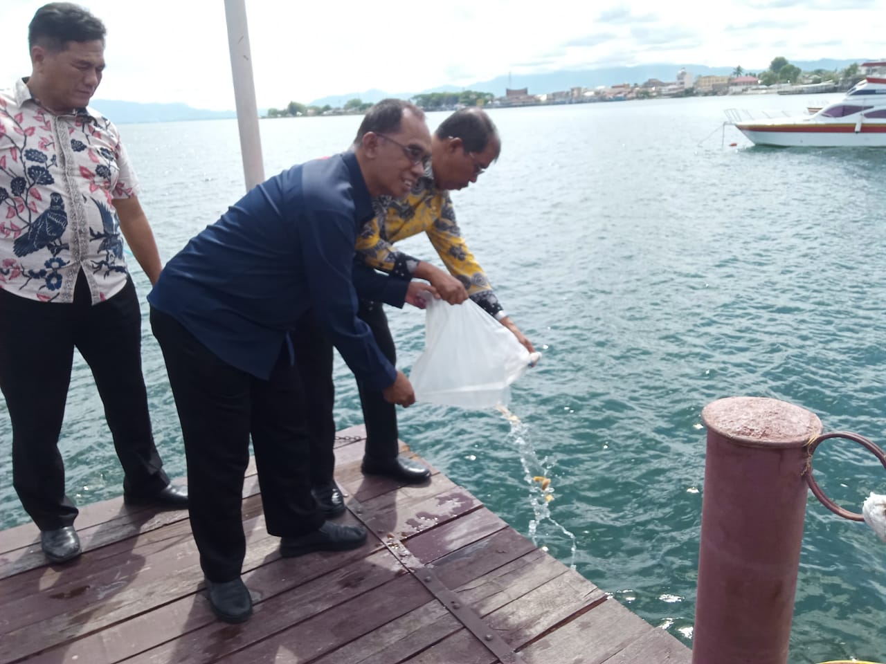 LKBN Antara Peduli Danau Toba Melakukan Tabur Benih Ikan Mas Serta Beri Pelatihan Bagi Pelaku UMKM di Toba