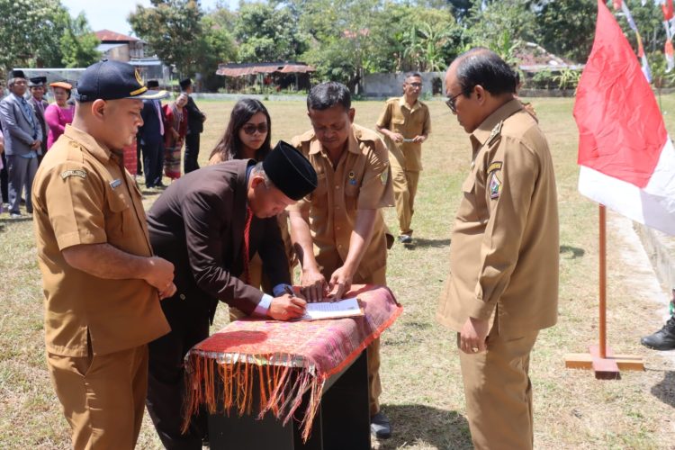Wakil Bupati Samosir Ariston Tua Sidauruk Kukuhkan Perpanjangan Masa Jabatan 93 Orang Anggota BPD Kecamatan Palipi