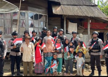 HUT RI Ke-80, Brimob Peduli Merah Putih: Kompi 1 Batalyon C Pelopor Sat Brimob Polda Sumut Bagikan Bendera Kepada Masyarakat Desa Tolang