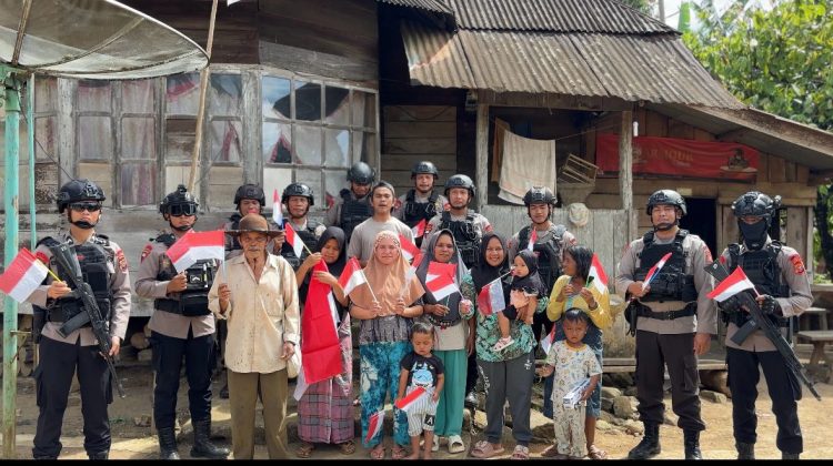 HUT RI Ke-80, Brimob Peduli Merah Putih: Kompi 1 Batalyon C Pelopor Sat Brimob Polda Sumut Bagikan Bendera Kepada Masyarakat Desa Tolang