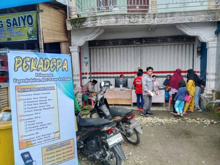 Dinas Kependudukan dan Pencatatan Sipil Kabupaten Pakpak Bharat Buka Layanan PEKADEPA Di Pasar Tradisional Sukaramai