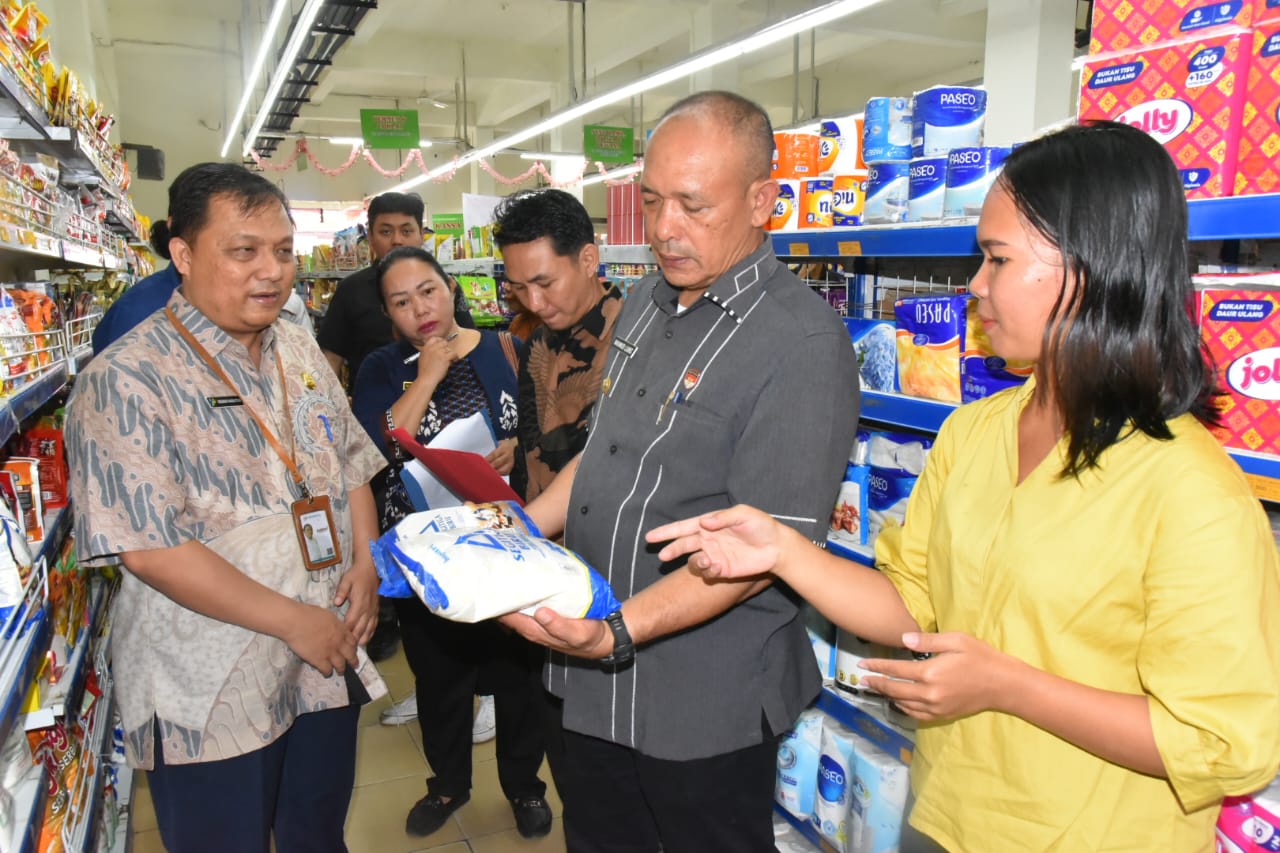 Wakil Bupati Tapanuli Tengah Bersama Forkopimda Lakukan Sidak Ke Pasar Tradisional Dan Modern Wakil Bupati Tapanuli Tengah Bersama Forkopimda Lakukan Sidak Ke Pasar Tradisional Dan Modern