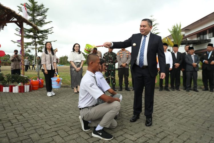 Bupati Franc Bernhard Tumanggor Membuka Pemusatan Pendidikan dan Pelatihan Calon Paskibraka Kabupaten Pakpak Bharat Tahun 2025