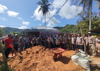 BPBD Tapteng dan Masyarakat Gotong Royong Membersihkan Masjid Terkena Longsor