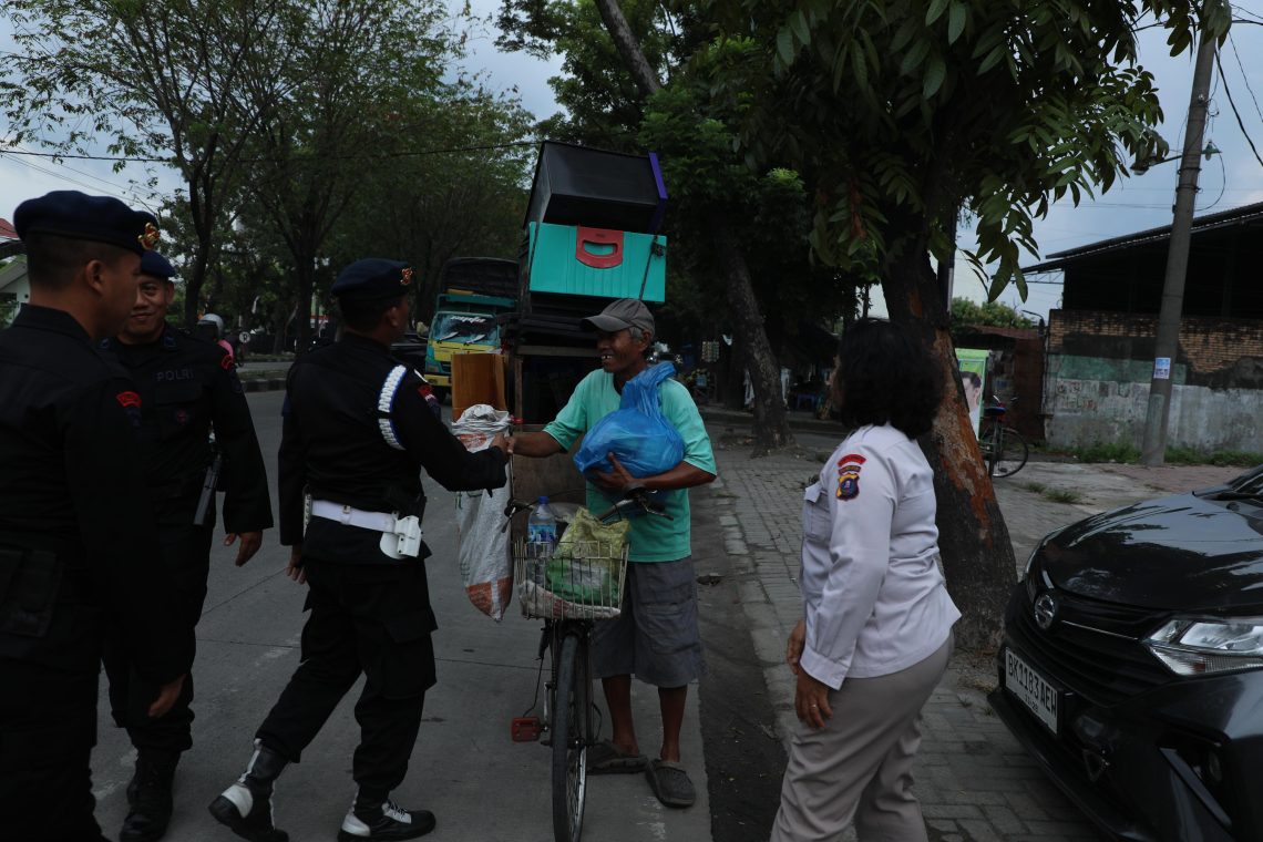 Satuan Brimob Polda Sumut Gelar Aksi Jumat Berkah, Salurkan Paket Sembako Untuk Warga Medan Tembung