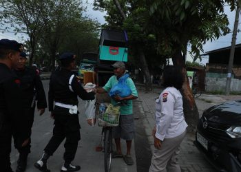 Satuan Brimob Polda Sumut Gelar Aksi Jumat Berkah, Salurkan Paket Sembako Untuk Warga Medan Tembung