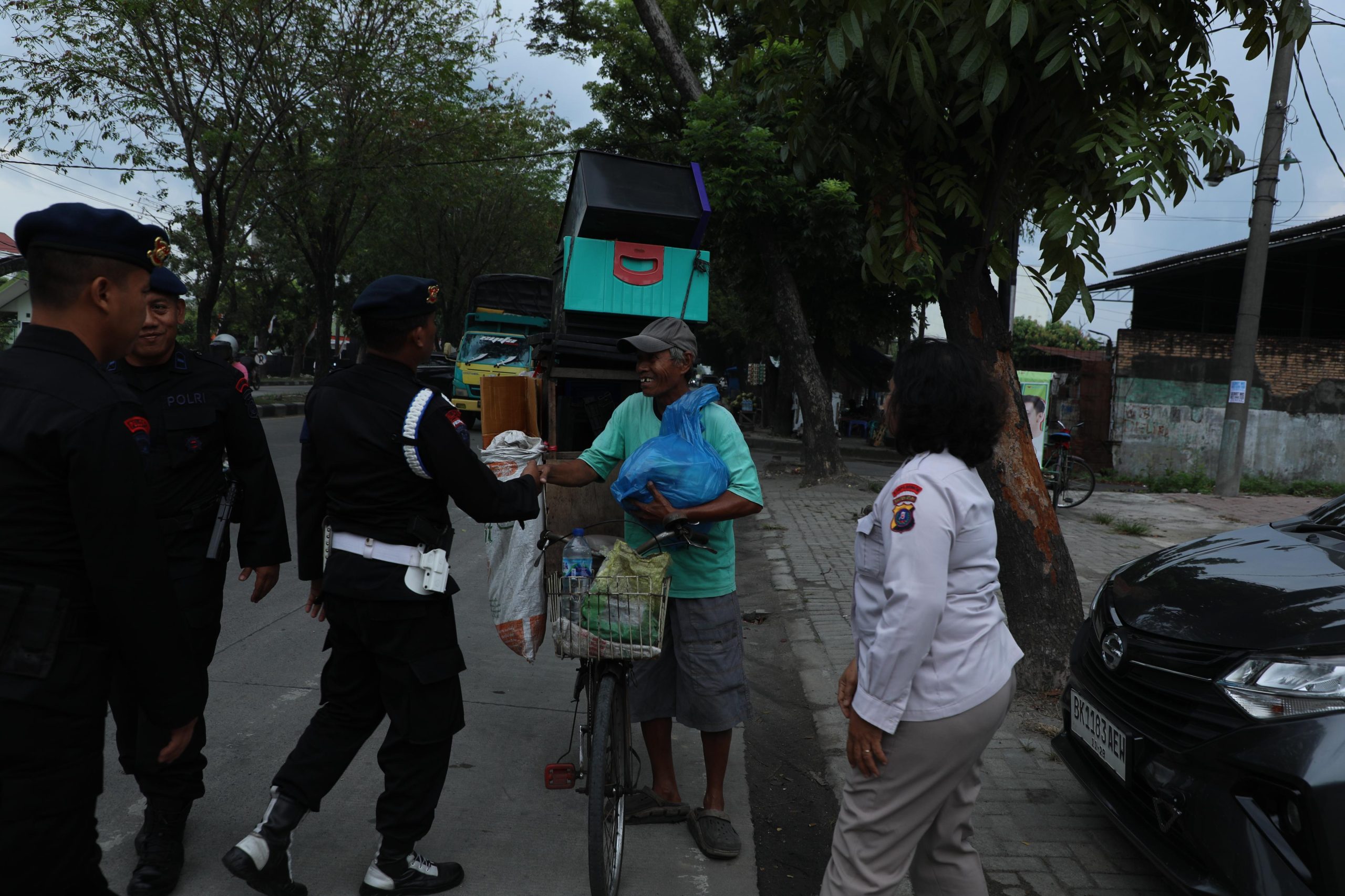 Satuan Brimob Polda Sumut Gelar Aksi Jumat Berkah, Salurkan Paket Sembako Untuk Warga Medan Tembung