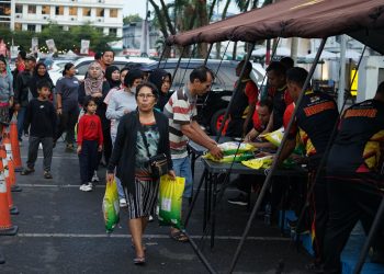 Dansat Brimob Polda Sumut Pimpin Gerakan Pangan Murah Dan Bagikan 1.500 Bendera Merah Putih Di CFD Lapangan Merdeka