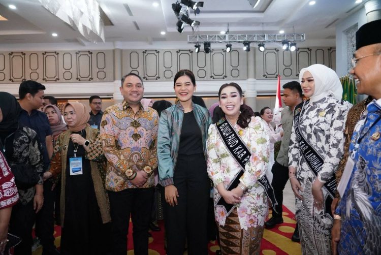 Kahiyang Ayu Kukuhkan Ny Juniatry Franc Bernhard Tumanggor Sebagai Bunda Literasi Dan Bunda PAUD Kabupaten Pakpak Bharat
