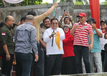 Wali Kota Pematangsiantar Wesly Silalahi Didampingi Ketua TP PKK Ny Liswati Memancing Bersama Masyarakat di Kolam BBI Kelurahan Pondok Sayur 