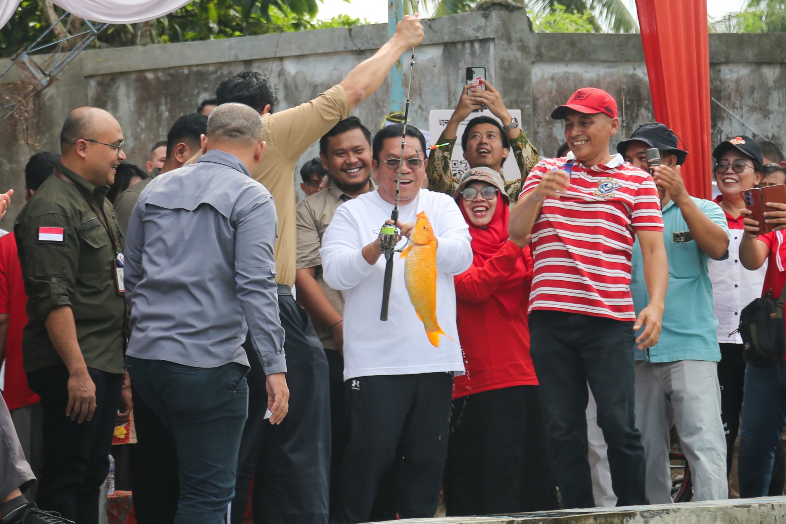 Wali Kota Pematangsiantar Wesly Silalahi Didampingi Ketua TP PKK Ny Liswati Memancing Bersama Masyarakat di Kolam BBI Kelurahan Pondok Sayur Wali Kota Pematangsiantar Wesly Silalahi Didampingi Ketua TP PKK Ny Liswati Memancing Bersama Masyarakat di Kolam BBI Kelurahan Pondok Sayur