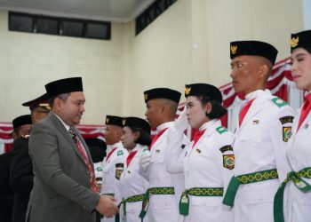 Bupati Franc Bernhard Tumanggor Kukuhkan 50 Orang Paskibraka Pakpak Bharat 