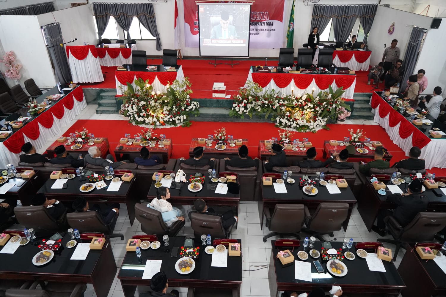 Paripurna DPRD Toba Mendengar Pidato Kenegaraan Presiden RI Pada HUT Ke-80 RI Paripurna DPRD Toba Mendengar Pidato Kenegaraan Presiden RI Pada HUT Ke-80 RI