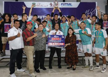 Wali Kota Pematangsiantar Wesly Silalahi Kalungkan Medali Dan Menyerahkan Piala Kepada Pemenang Turnamen Futsal Antar Instansi 