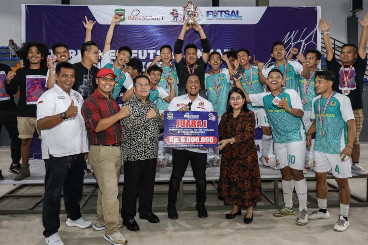 Wali Kota Pematangsiantar Wesly Silalahi Kalungkan Medali Dan Menyerahkan Piala Kepada Pemenang Turnamen Futsal Antar Instansi 