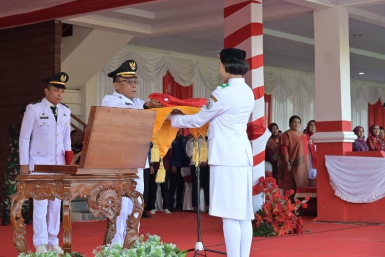 Bupati Tapanuli Tengah Bertindak Selaku Inspektur Upacara HUT Ke-80 Kemerdekaan RI Tahun 2025