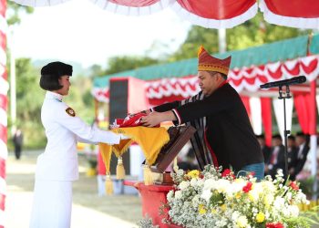 Bupati Franc Bernhard Tumanggor Bertindak Sebagai Inspektur Upacara HUT RI Ke-80 di Pakpak Bharat 