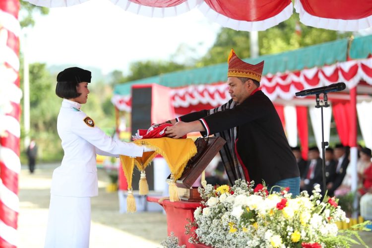 Bupati Franc Bernhard Tumanggor Bertindak Sebagai Inspektur Upacara HUT RI Ke-80 di Pakpak Bharat 
