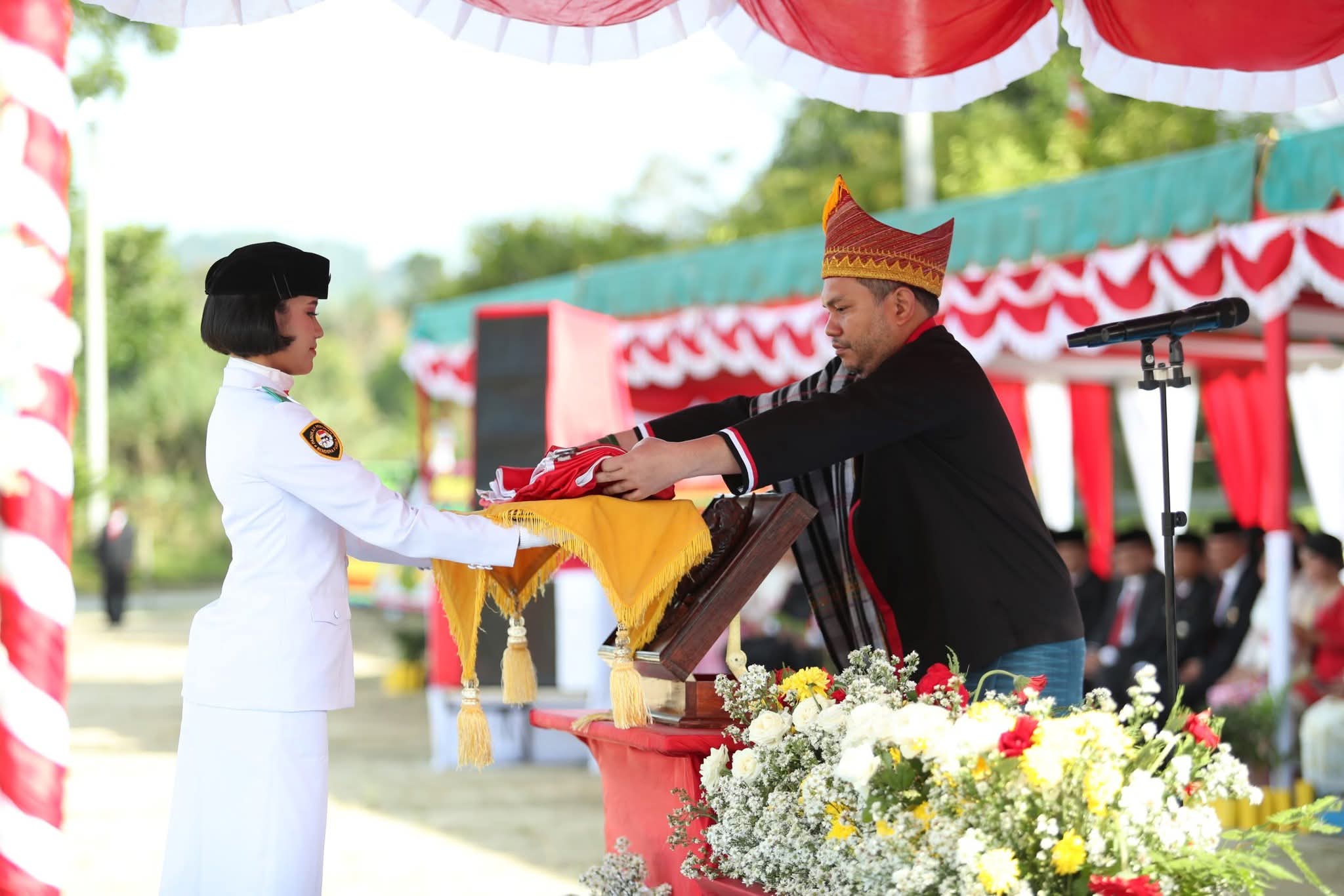 Bupati Franc Bernhard Tumanggor Bertindak Sebagai Inspektur Upacara HUT RI Ke-80 di Pakpak Bharat 