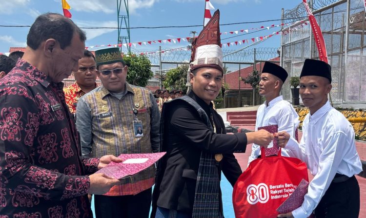 Wakil Bupati Simalungun Serahkan Surat Remisi Khusus kepada WBP Lapas Narkotika