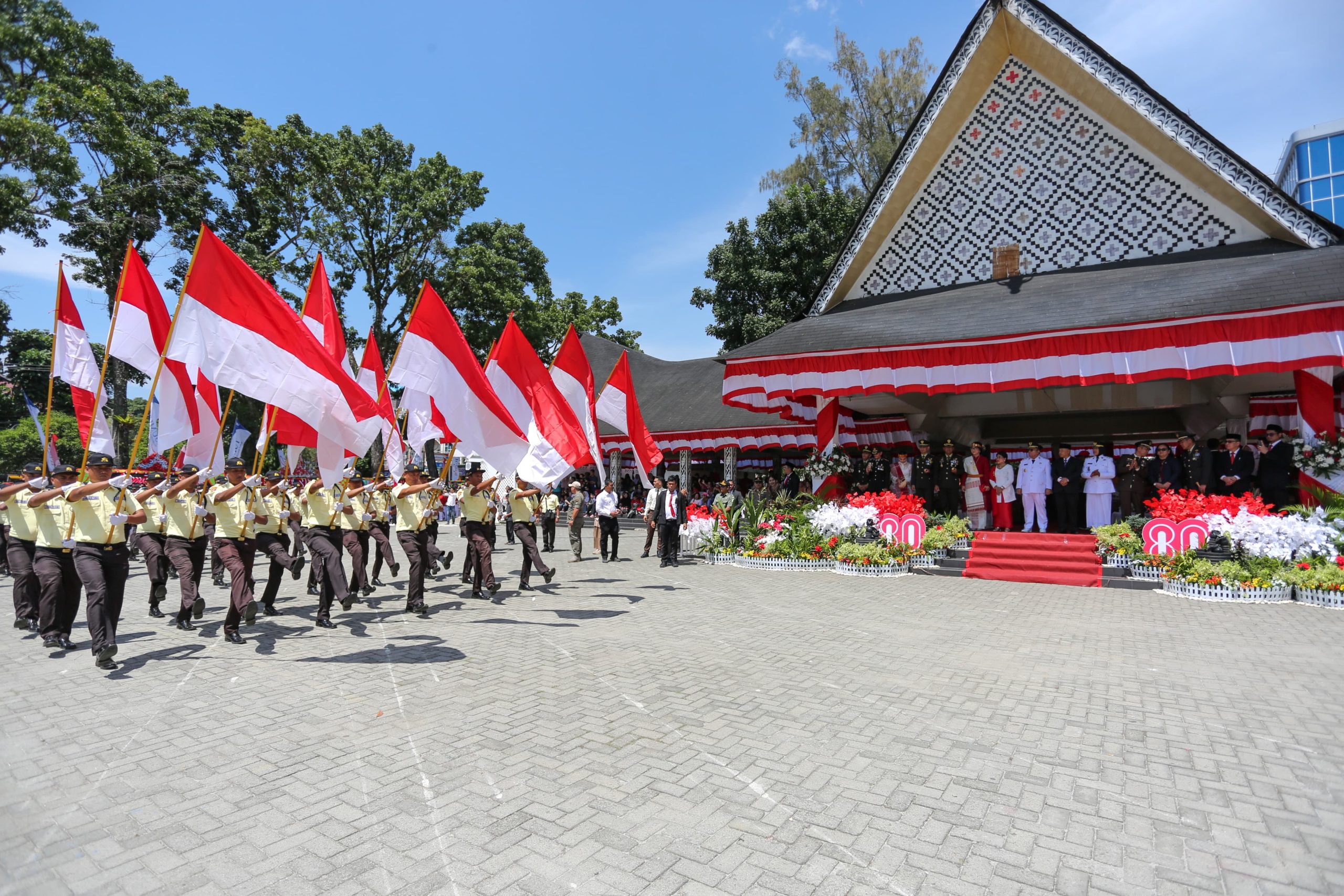 Wali Kota Pematangsiantar Wesly Silalahi dan Wakil Herlina Melepas Karnaval Gempita Kemerdekaan Semarak Dirgahayu ke-80 Kemerdekaan RI Wali Kota Pematangsiantar Wesly Silalahi dan Wakil Herlina Melepas Karnaval Gempita Kemerdekaan Semarak Dirgahayu ke-80 Kemerdekaan RI