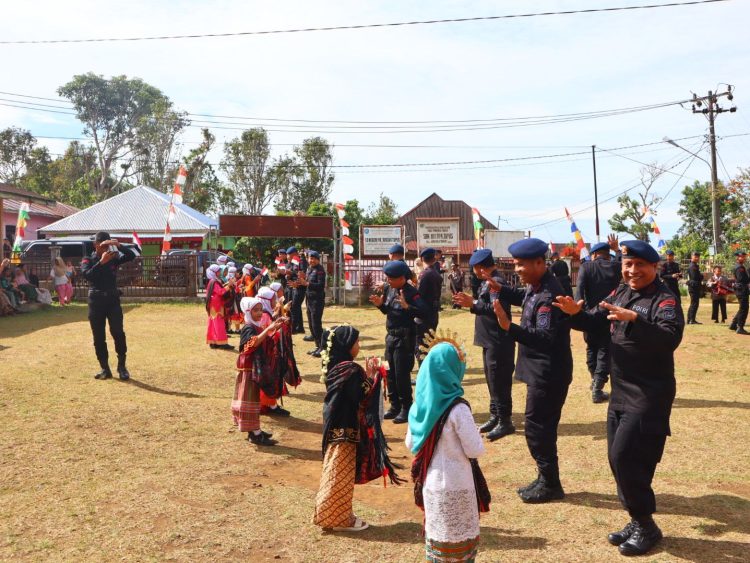 Bhakti Sosial Brimob Polda Sumut Untuk Generasi Emas: Semarak HUT RI ke-80 di SD Negeri Tapus, Angkola Timur