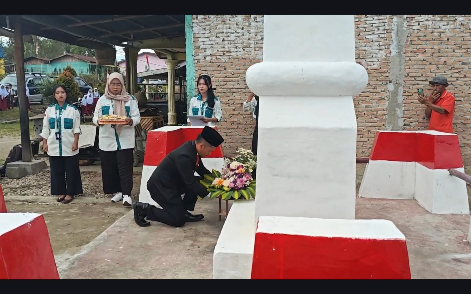 Pj Kepala Desa Kuta Dame Hendri Limbong Pimpin Upacara Di Tugu Panjaratan Kuta Dame 
