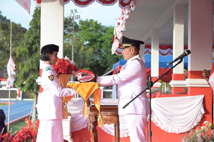 Wakil Bupati Bertindak Sebagai Inspektur Upacara Penurunan Bendera Tingkat Kabupaten Tapteng, Berlangsung Khidmat