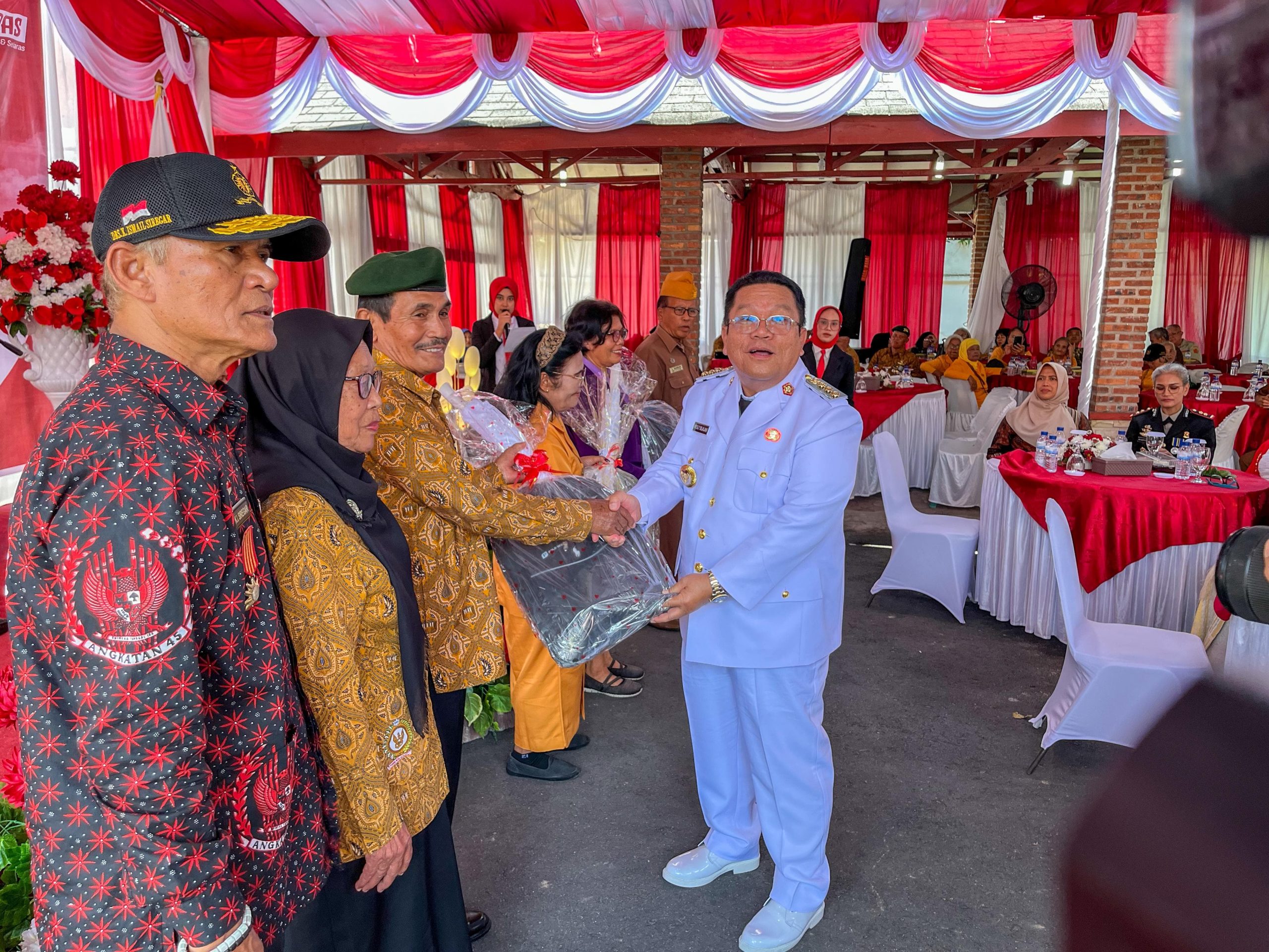 Wali Kota Pematangsiantar Wesly Silalahi Ramah dan Sarasehan Dengan Para Veteran Serta Anggota Paskibraka Wali Kota Pematangsiantar Wesly Silalahi Ramah dan Sarasehan Dengan Para Veteran Serta Anggota Paskibraka