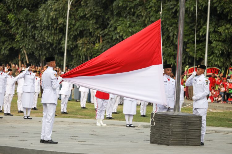 Wali Kota Wesly Silalahi Diwakili Wakil Wali Kota Herlina Hadiri Penurunan Bendera Merah Putih Peringatan Hari HUT ke-80 Kemerdekaan RI