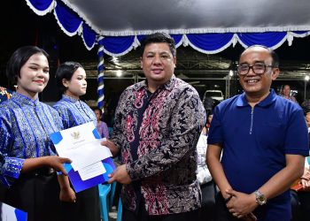 Sukses Kibarkan Merah Putih, Bupati Samosir Vandiko T Gultom Beri Apresiasi Dan Beri Penghargaan Kepada Paskibraka