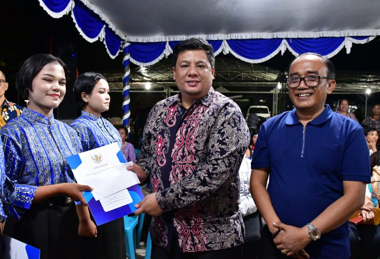 Sukses Kibarkan Merah Putih, Bupati Samosir Vandiko T Gultom Beri Apresiasi Dan Beri Penghargaan Kepada Paskibraka