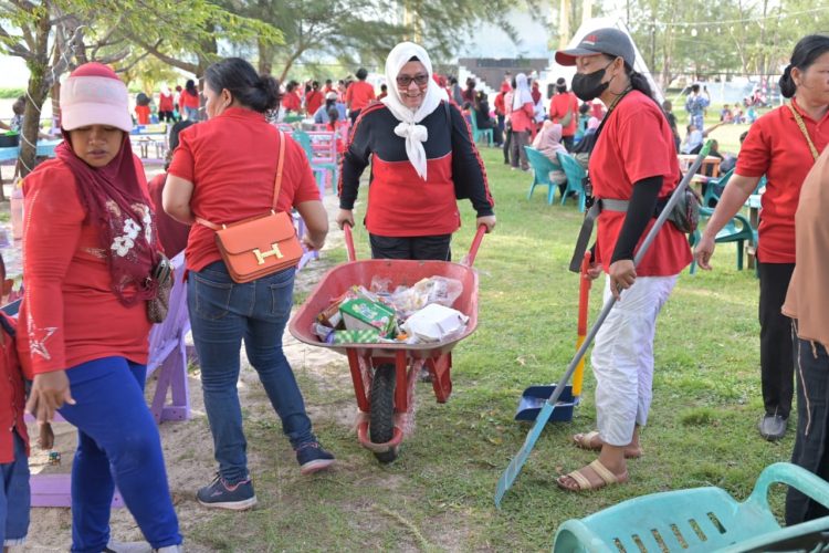 Dinas Lingkungan Hidup Tapteng Laksanakan Bersih Pantai dan Lomba Gembira Dalam Semarak HUT RI Ke-80
