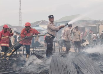 Polsek Serbalawan Polres Simalungun Cepat Tanggap Bantu Evakuasi 140 Pedagang Korban Kebakaran