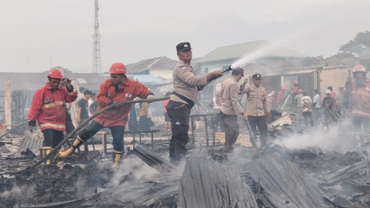 Polsek Serbalawan Polres Simalungun Cepat Tanggap Bantu Evakuasi 140 Pedagang Korban Kebakaran Polsek Serbalawan Polres Simalungun Cepat Tanggap Bantu Evakuasi 140 Pedagang Korban Kebakaran