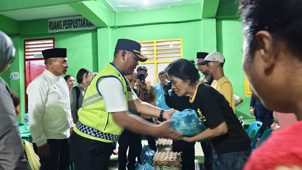Reaksi Cepat Kapolres dan Bupati Simalungun Salurkan Bantuan Untuk Korban Kebakaran Pasar Serbalawan