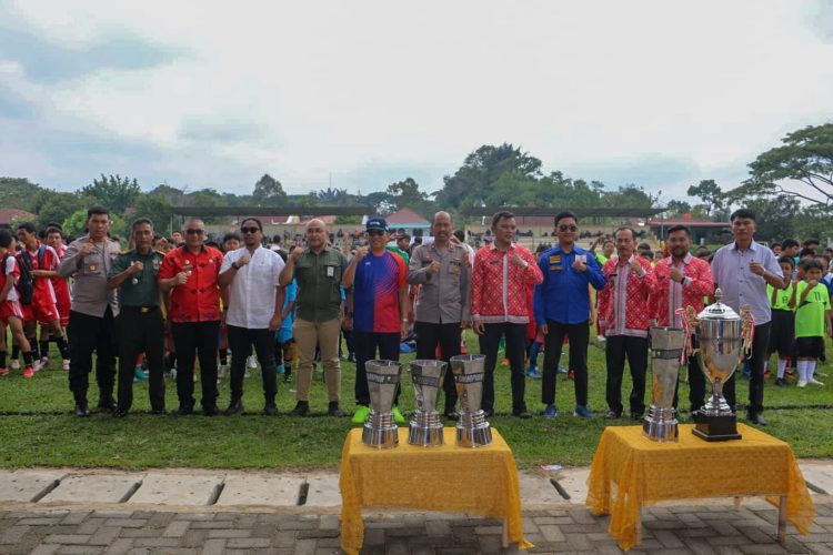 Wali Kota Pematangsiantar Diwakili Asisten Perekonomian dan Pembangunan Membuka Kejuaraan Sepak Bola Antar Pelajar SMA dan Liga Sepak Bola Usia Dini 