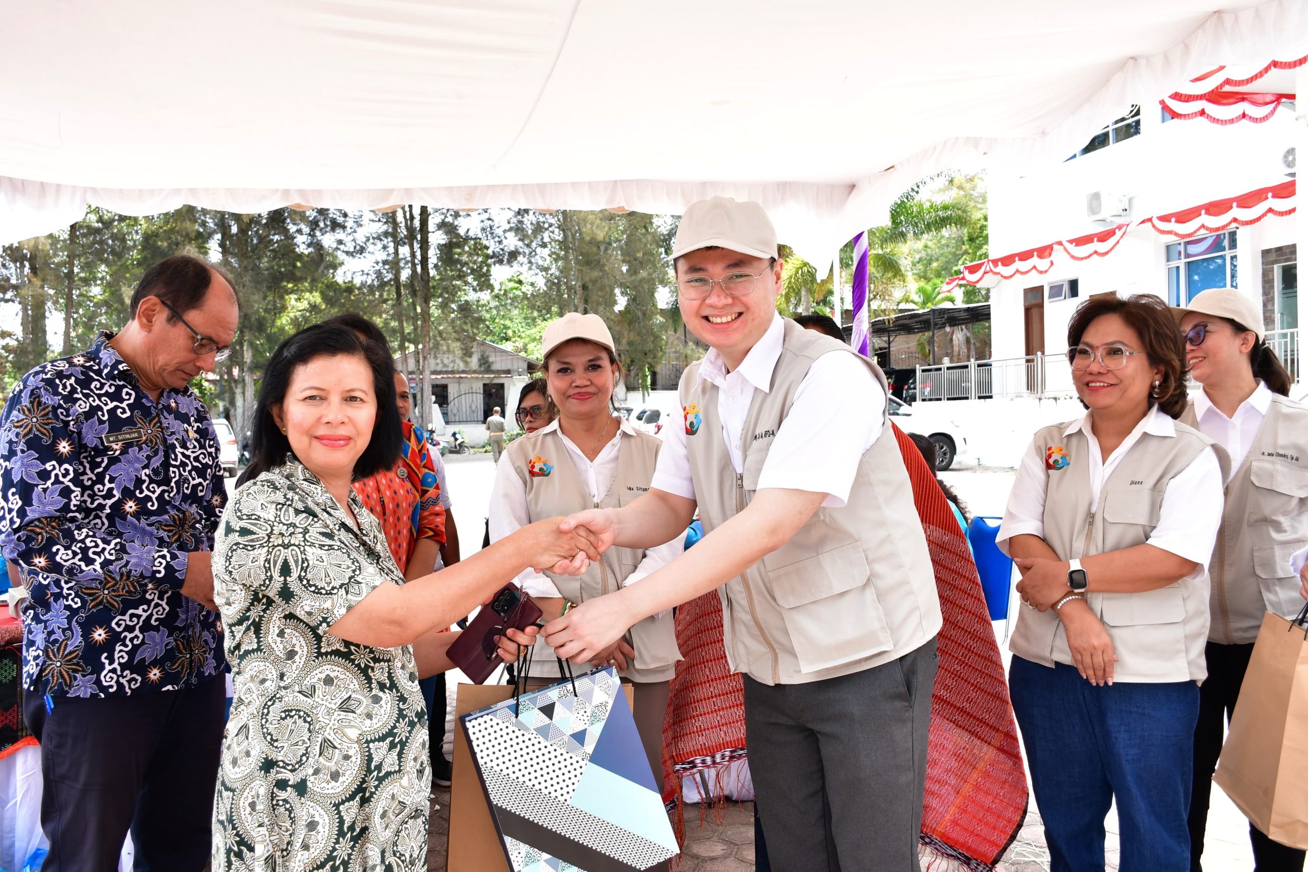 Kerjasama Dengan Pemkab Samosir, Yayasan Gerakan Perempuan Pesisir Gelar Pengobatan Gratis Kerjasama Dengan Pemkab Samosir, Yayasan Gerakan Perempuan Pesisir Gelar Pengobatan Gratis
