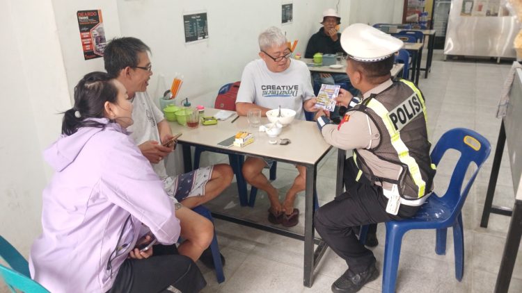 Bagikan Brosur Tertib Berlalulintas, Sat Lantas Polres Pematangsiantar Dikmas Lantas Penling - Penluh 