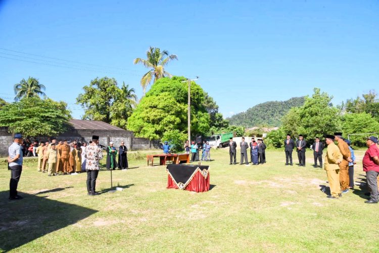 Bupati Tapteng Lantik 9 Orang Pejabat Pimpinan Tinggi Pratama Di Lapangan Terbuka Aek Tolong Pandan