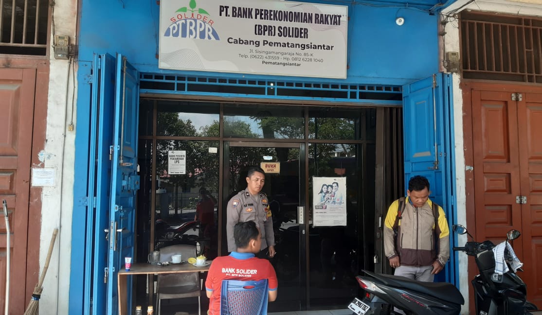Sampaikan Pesan Pesan Kamtibmas, Personil Polsek Siantar Utara Sambangi Kantor BPR Solider Sampaikan Pesan Pesan Kamtibmas, Personil Polsek Siantar Utara Sambangi Kantor BPR Solider