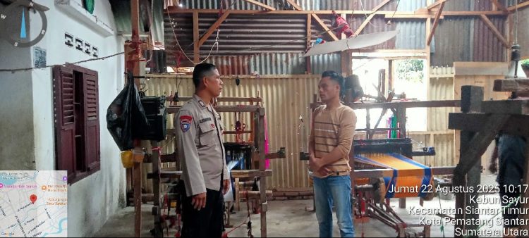 Sambangi Tempat Usaha Pembuatan Ulos, Polsek Siantar Timur Berikan Imbauan Kamtibmas dan Call Center 110