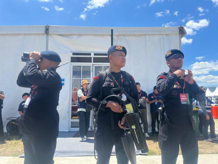 Siaga Amankan Ruang Udara, Brimob Polda Sumut Kawal Drone Liar di Event Internasional Aquabike & F1H2O 2025 Balige Siaga Amankan Ruang Udara, Brimob Polda Sumut Kawal Drone Liar di Event Internasional Aquabike & F1H2O 2025 Balige