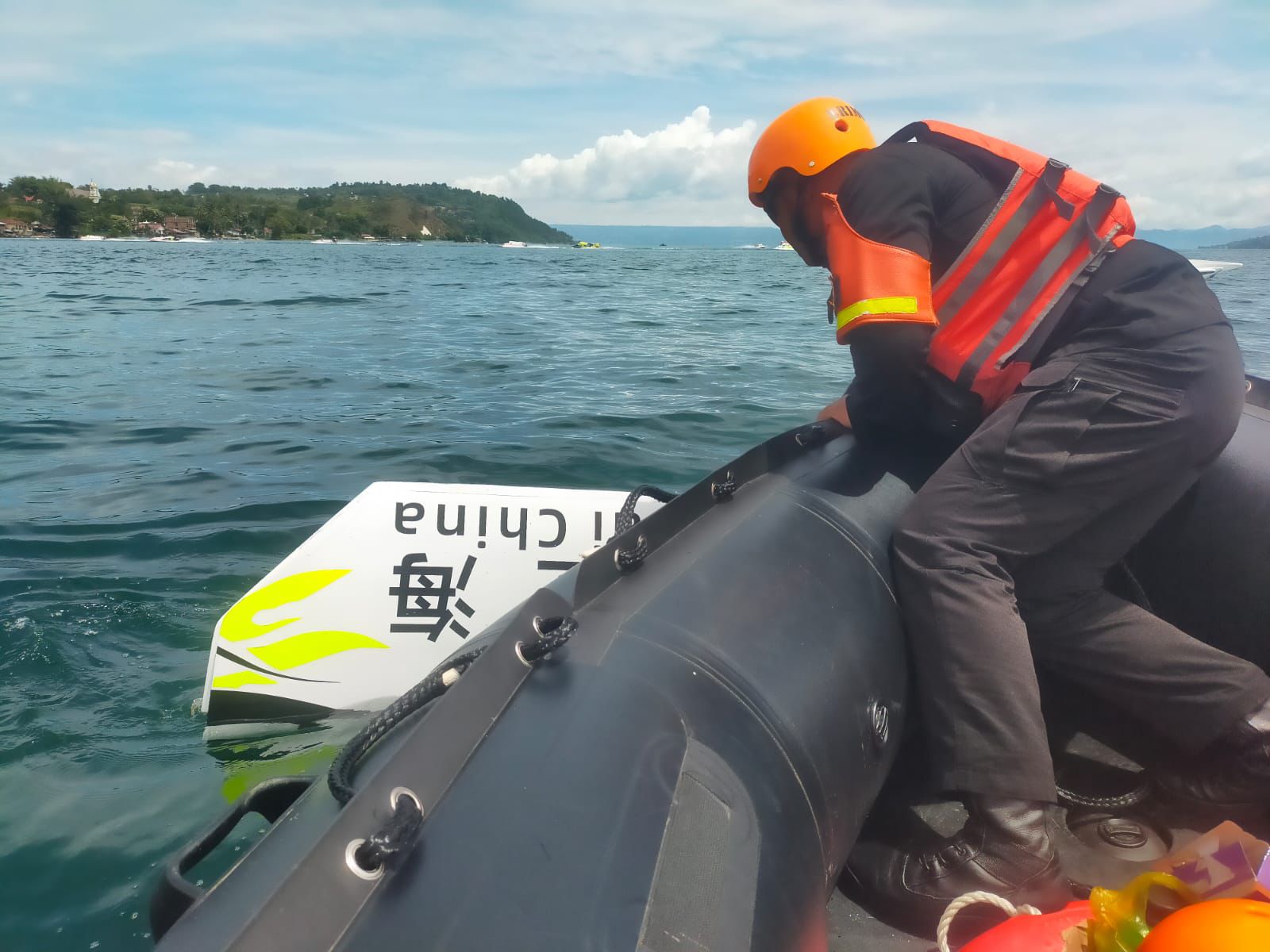 Respon Cepat Tim SAR Brimob Sumut Evakuasi Insiden Tabrakan Powerboat Cina dan Abudhabi di Final F1H2O Danau Toba Respon Cepat Tim SAR Brimob Sumut Evakuasi Insiden Tabrakan Powerboat Cina dan Abudhabi di Final F1H2O Danau Toba