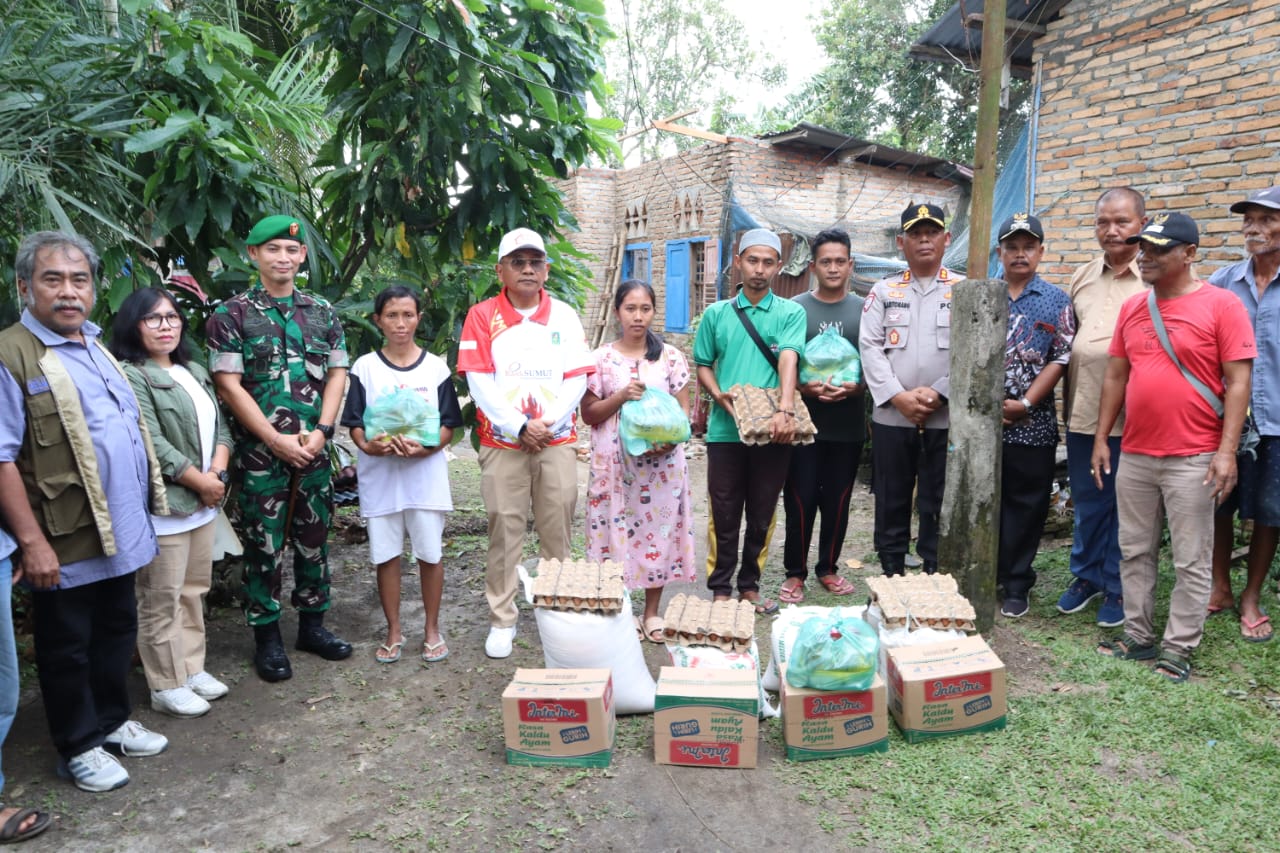 Kapolres Simalungun Bersama Forkopimda Salurkan Bantuan Kemanusiaan Kepada Korban Angin Puting Beliung Kapolres Simalungun Bersama Forkopimda Salurkan Bantuan Kemanusiaan Kepada Korban Angin Puting Beliung