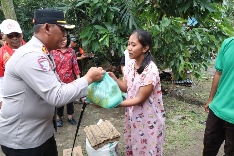 Kapolres Simalungun Bersama Forkopimda Salurkan Bantuan Kemanusiaan Kepada Korban Angin Puting Beliung