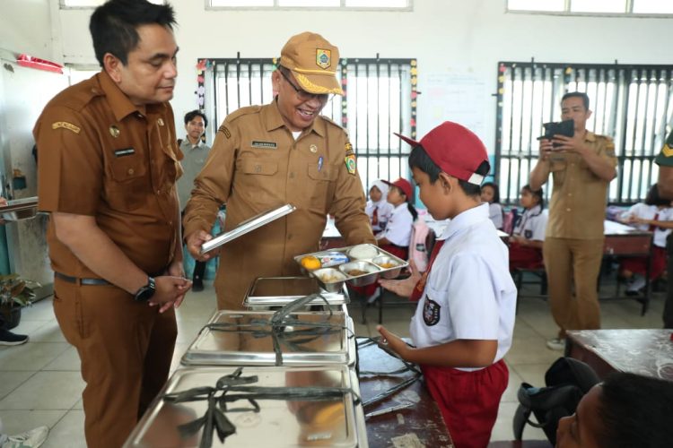 Bupati Pakpak Bharat Diwakili Sekda Melaunching Program Makanan Bergizi Gratis 