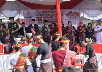 Pawai Defile Budaya Memeriahkan Puncak Hari Jadi Ke-80 Kabupaten Tapanuli Tengah Tahun 2025