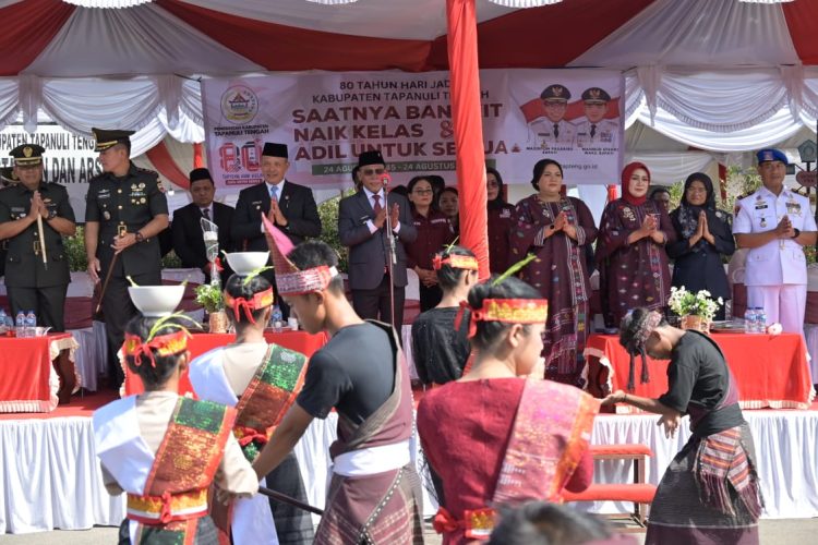 Pawai Defile Budaya Memeriahkan Puncak Hari Jadi Ke-80 Kabupaten Tapanuli Tengah Tahun 2025 Pawai Defile Budaya Memeriahkan Puncak Hari Jadi Ke-80 Kabupaten Tapanuli Tengah Tahun 2025